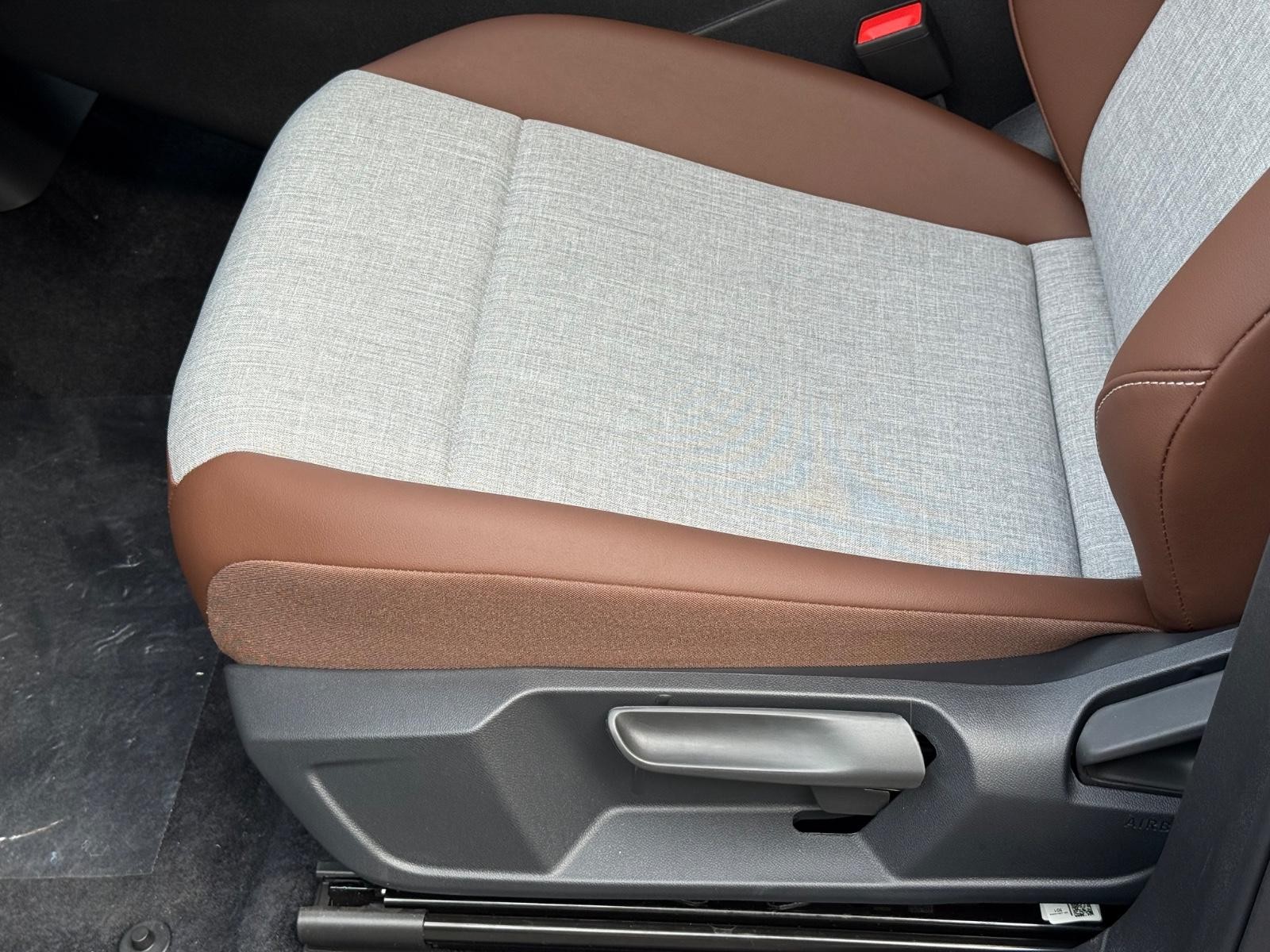 Volkswagen ID.4 Vehicle Image 16