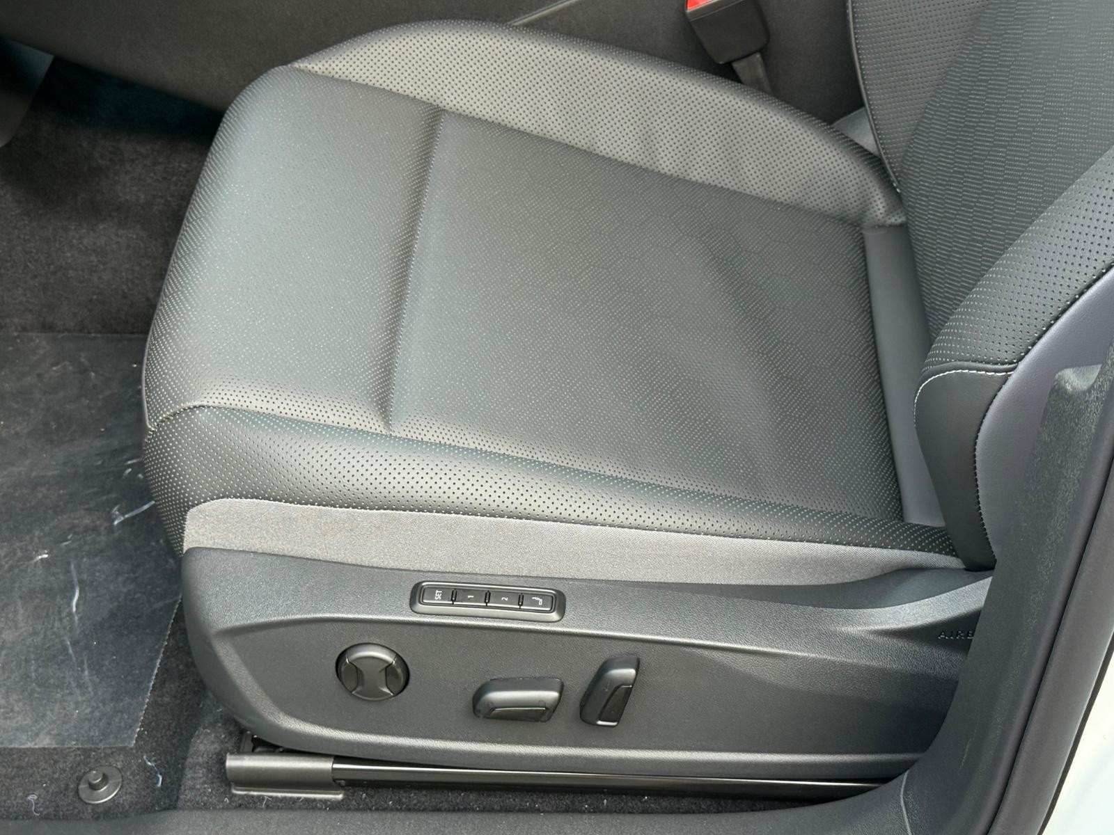 Volkswagen ID.4 Vehicle Image 16