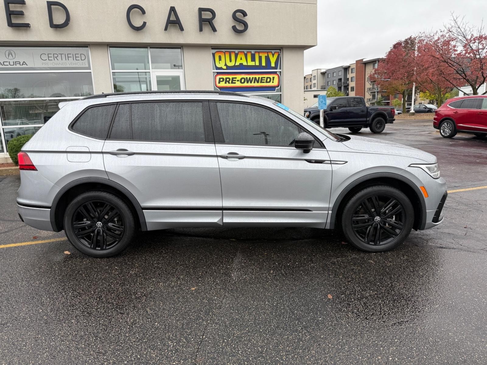 Volkswagen Tiguan Vehicle Image 02
