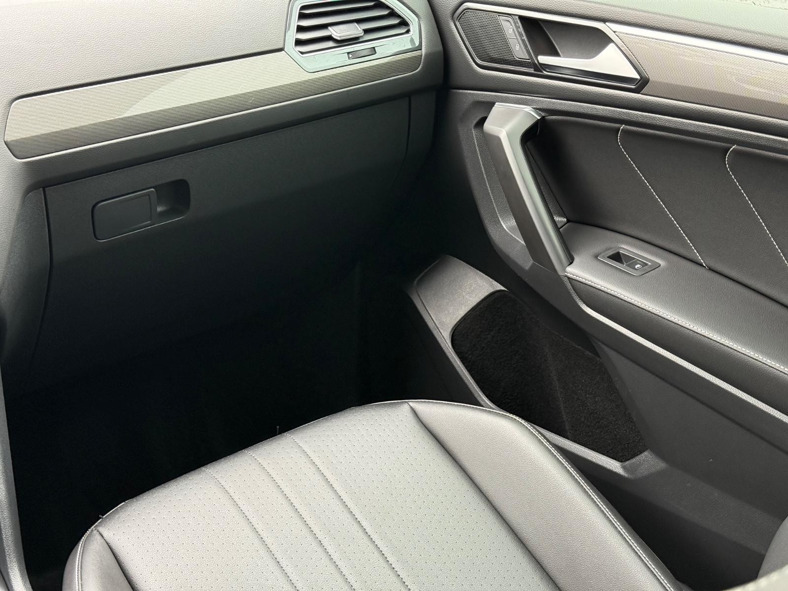 Volkswagen Tiguan Vehicle Image 16