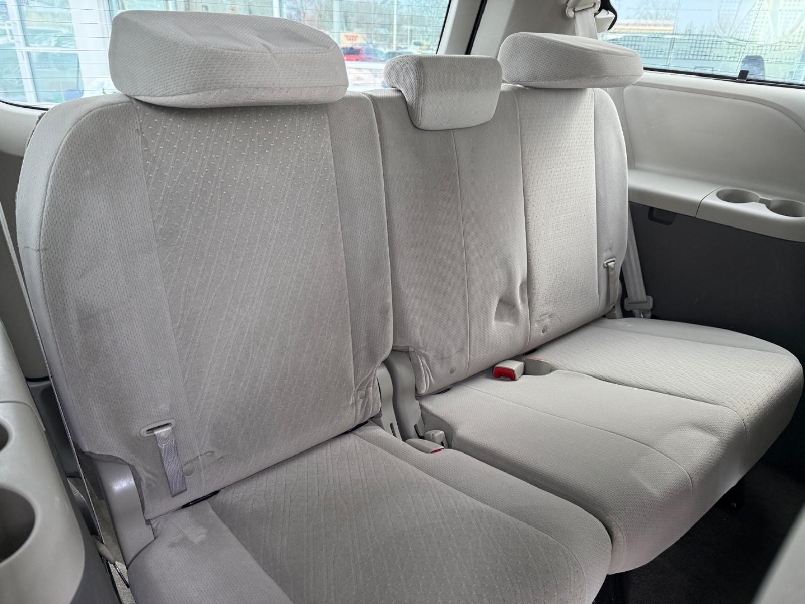 Toyota Sienna Vehicle Image 11