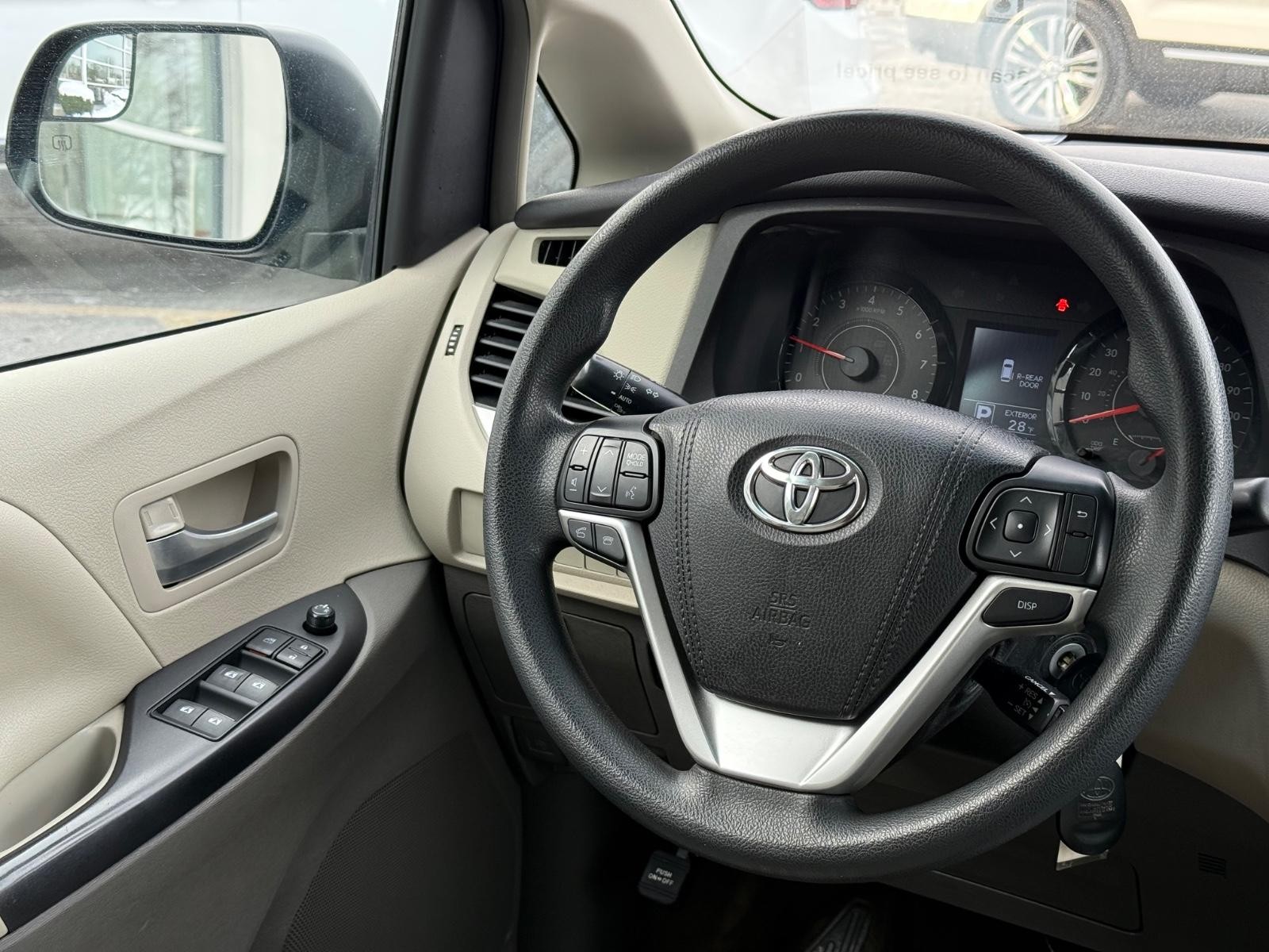 Toyota Sienna Vehicle Image 14