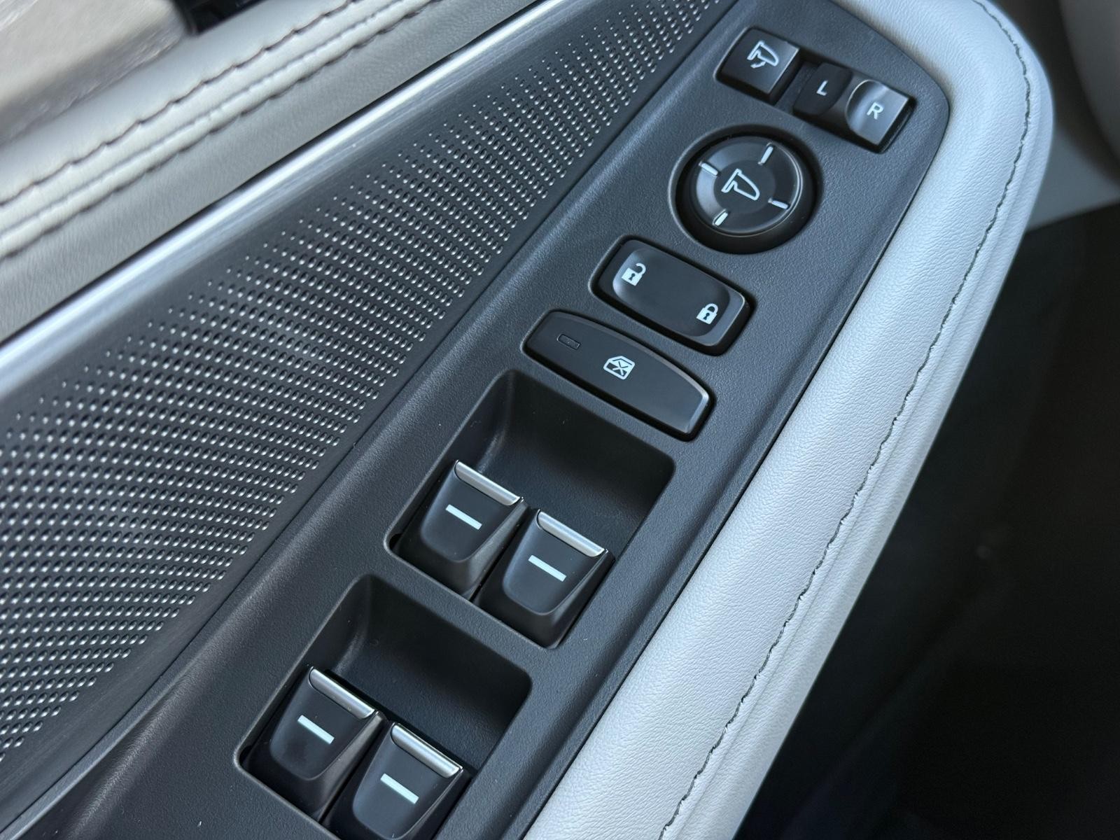 Acura MDX Vehicle Image 16