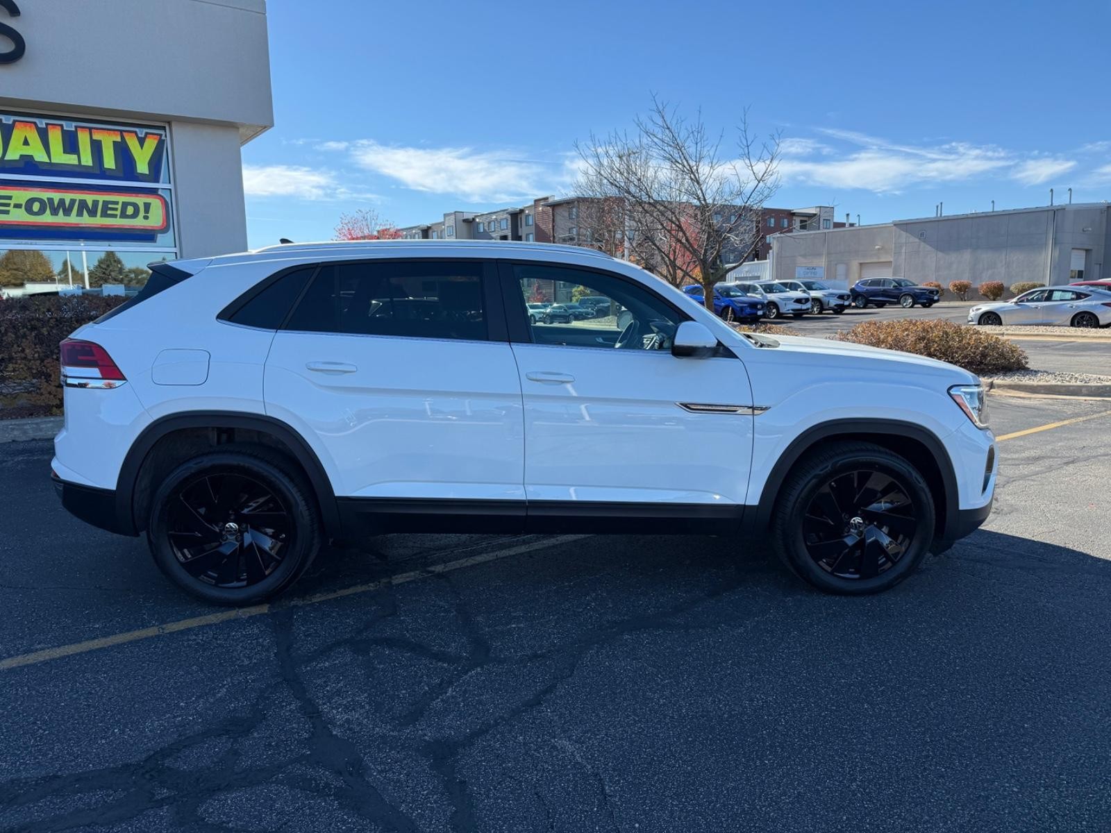 Volkswagen Atlas Cross Sport Vehicle Image 02