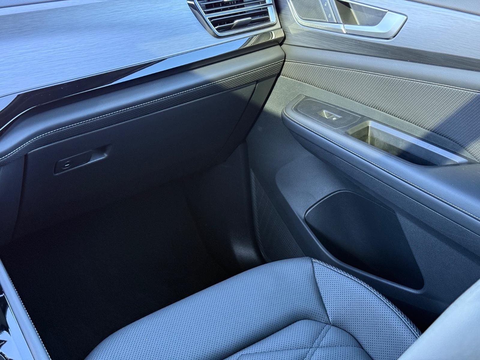 Volkswagen Atlas Cross Sport Vehicle Image 15