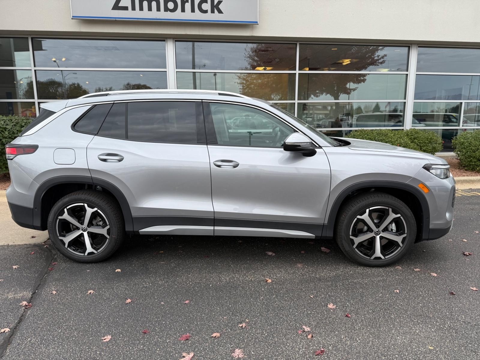 Volkswagen Tiguan Vehicle Image 02