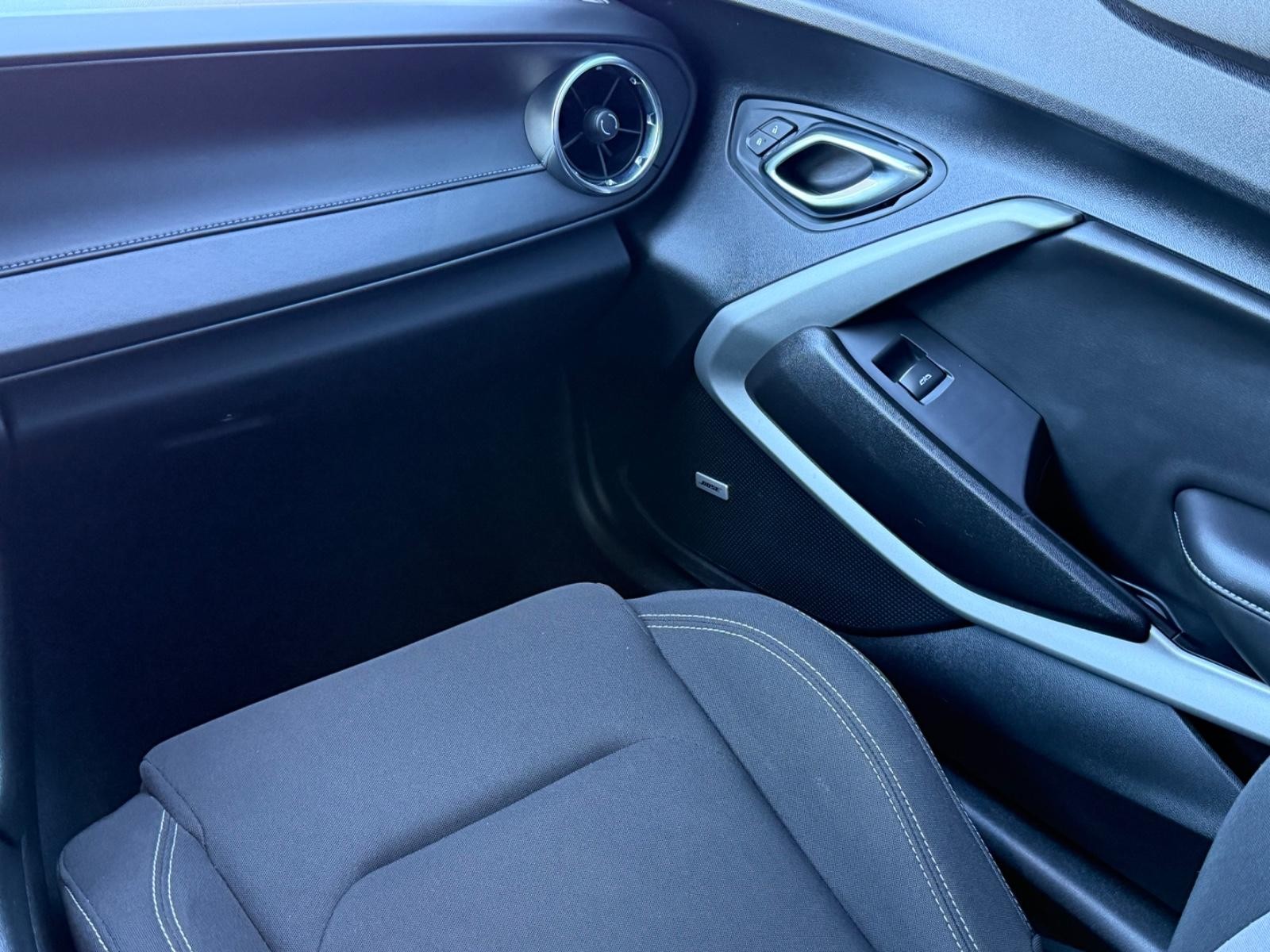 Chevrolet Camaro Vehicle Full-screen Gallery Image 14