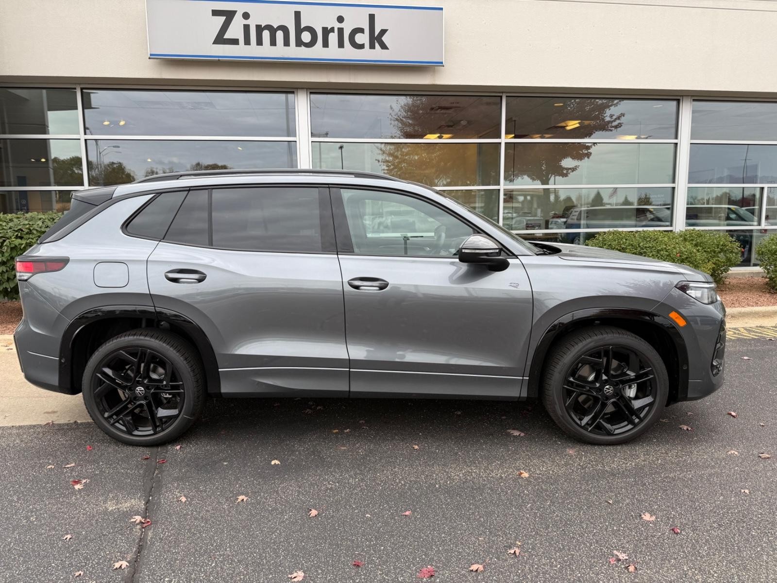 Volkswagen Tiguan Vehicle Image 02