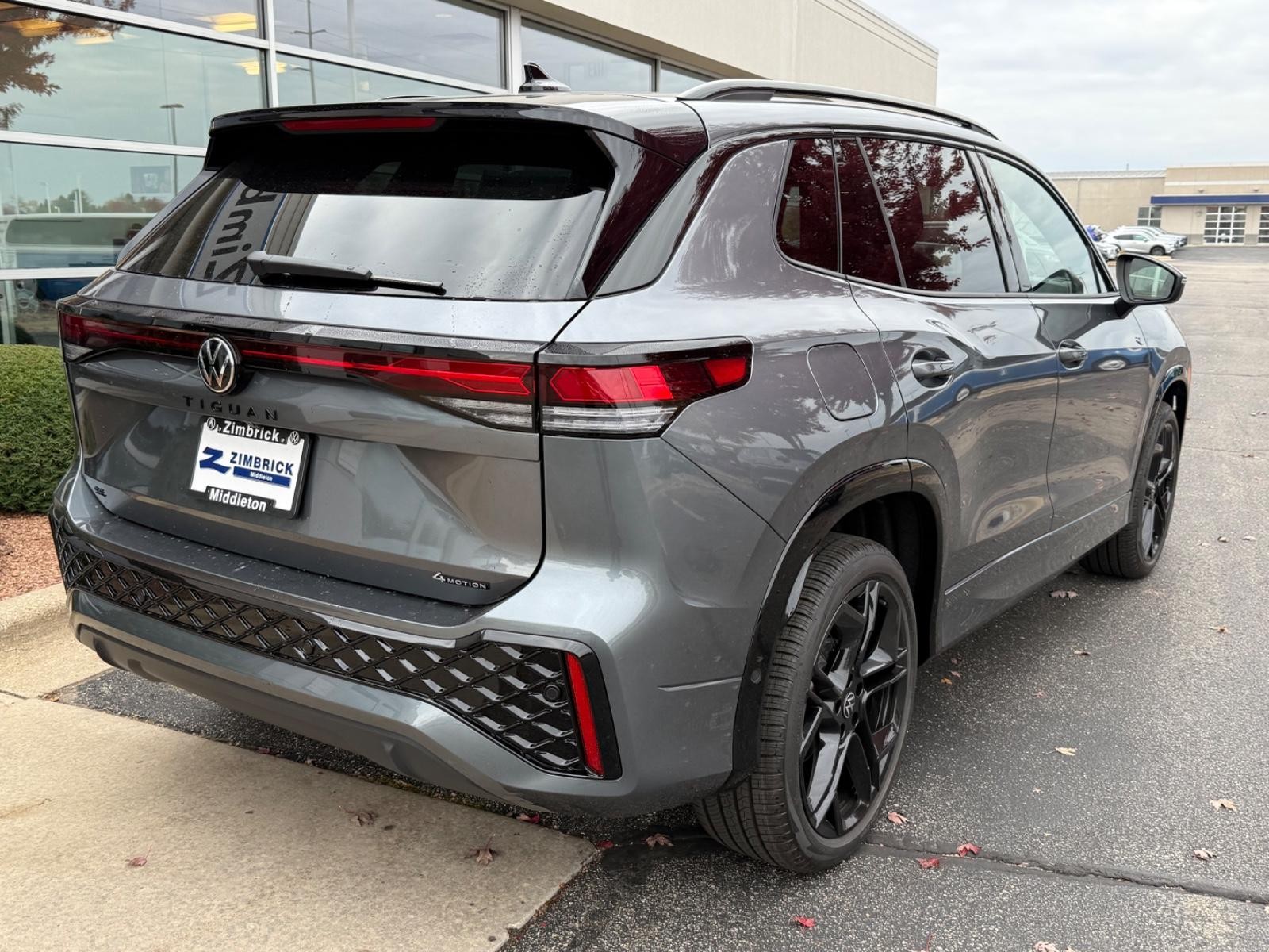 Volkswagen Tiguan Vehicle Image 03