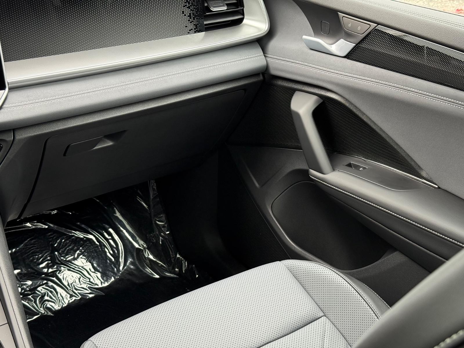 Volkswagen Tiguan Vehicle Image 09