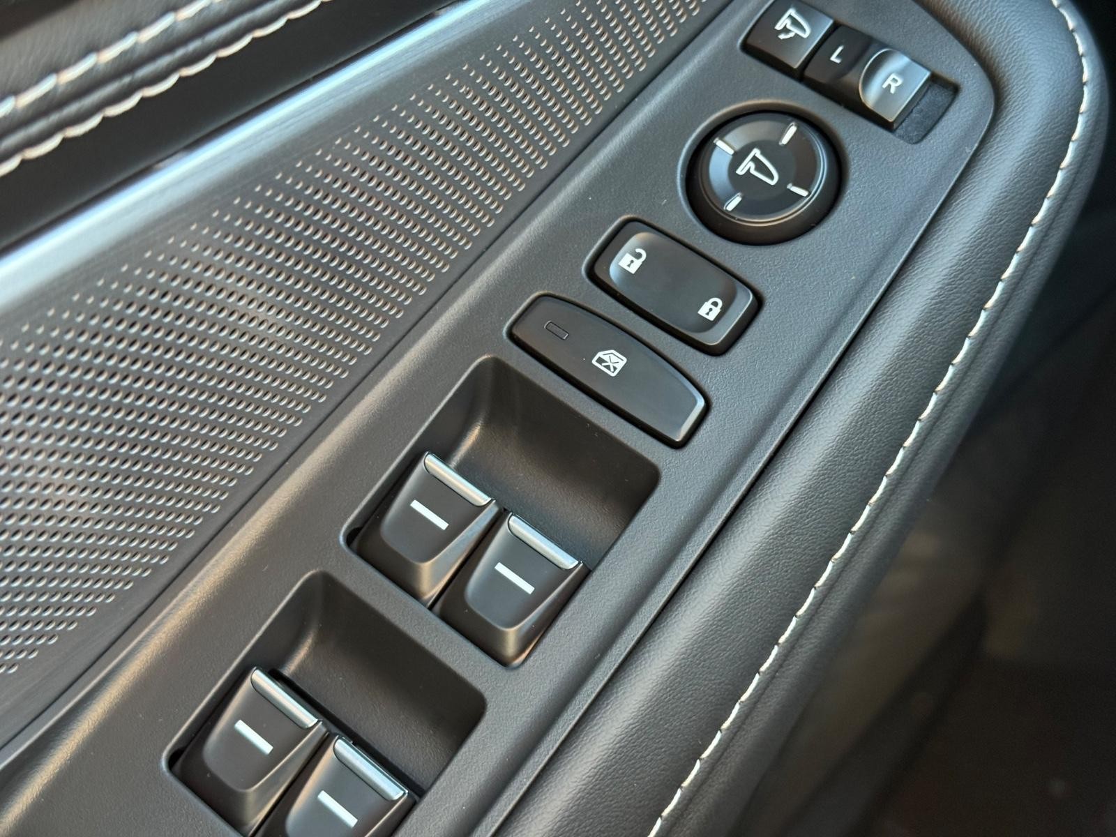 Acura MDX Vehicle Image 14