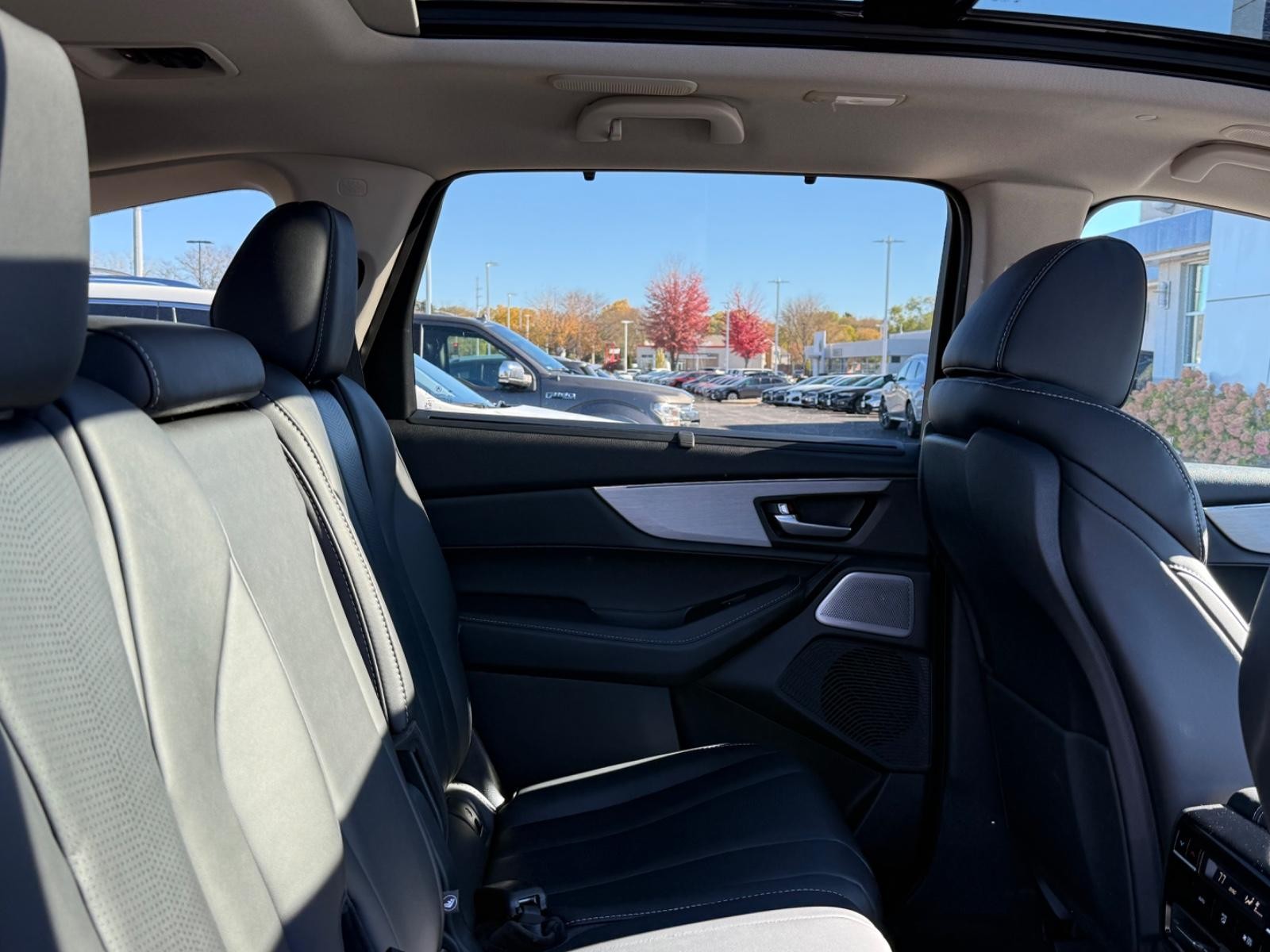 Acura MDX Vehicle Full-screen Gallery Image 10