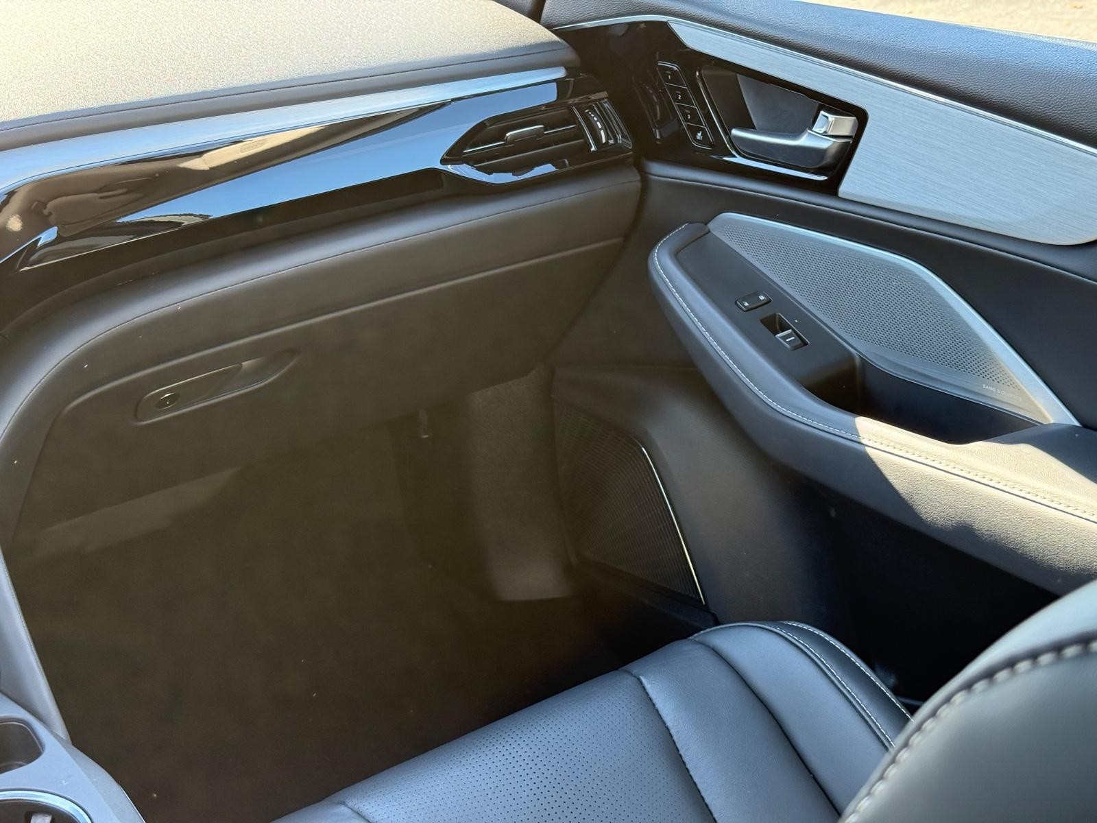 Acura MDX Vehicle Full-screen Gallery Image 14