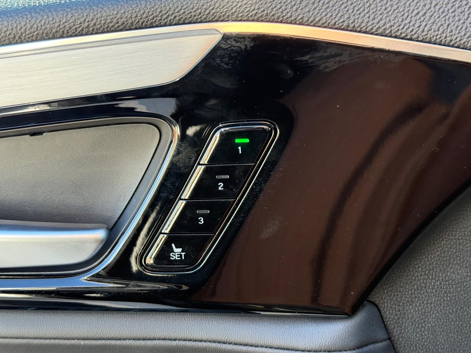 Acura MDX Vehicle Full-screen Gallery Image 15