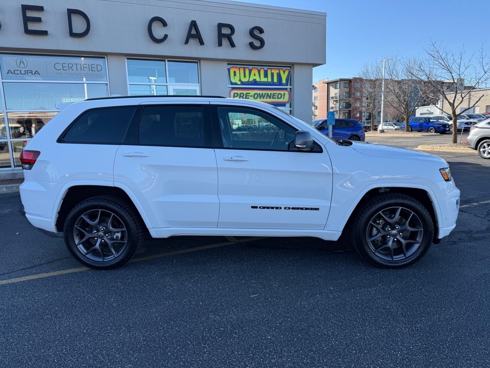 Jeep Grand Cherokee Vehicle Image 02