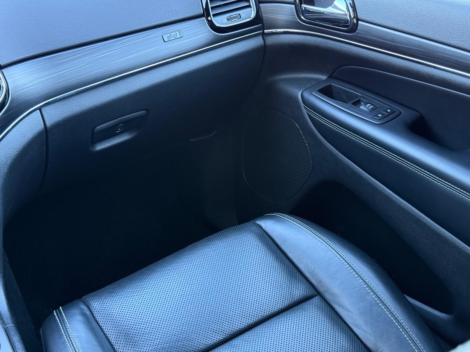 Jeep Grand Cherokee Vehicle Image 15