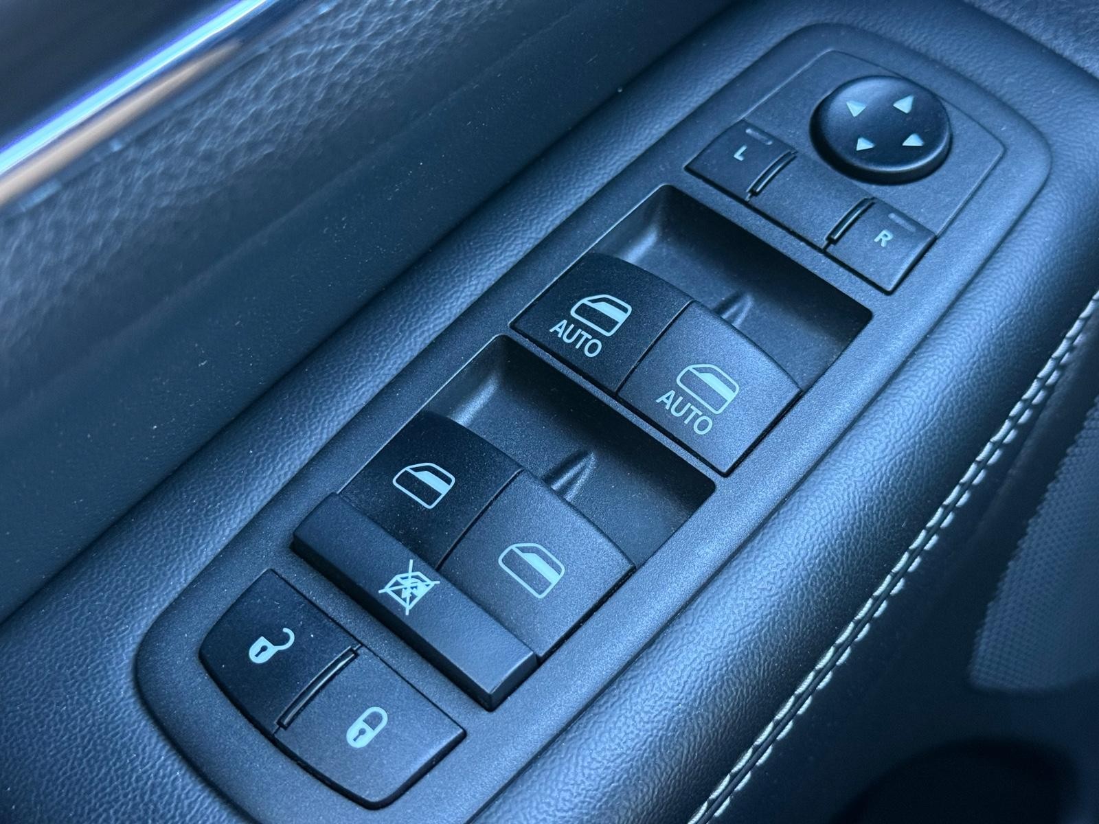 Jeep Grand Cherokee Vehicle Image 21