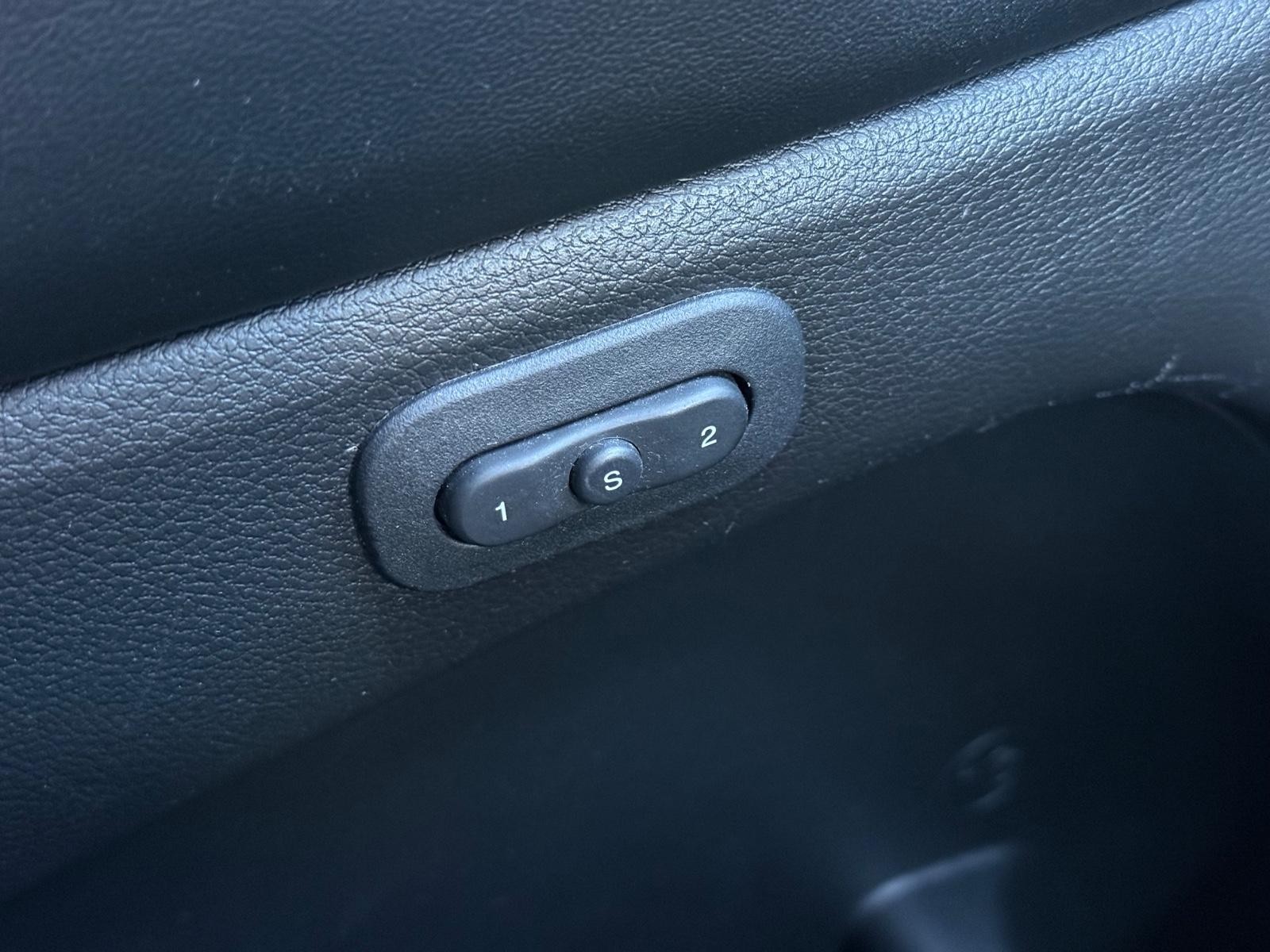 Jeep Grand Cherokee Vehicle Image 22