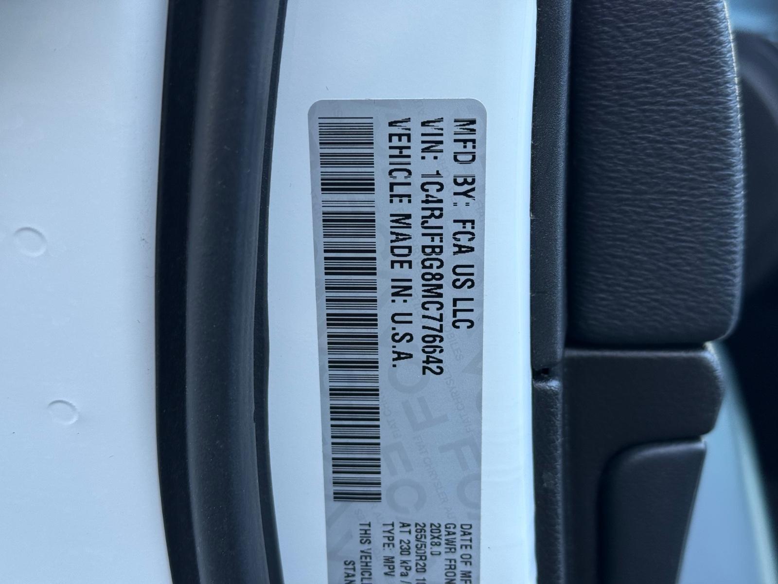 Jeep Grand Cherokee Vehicle Image 24