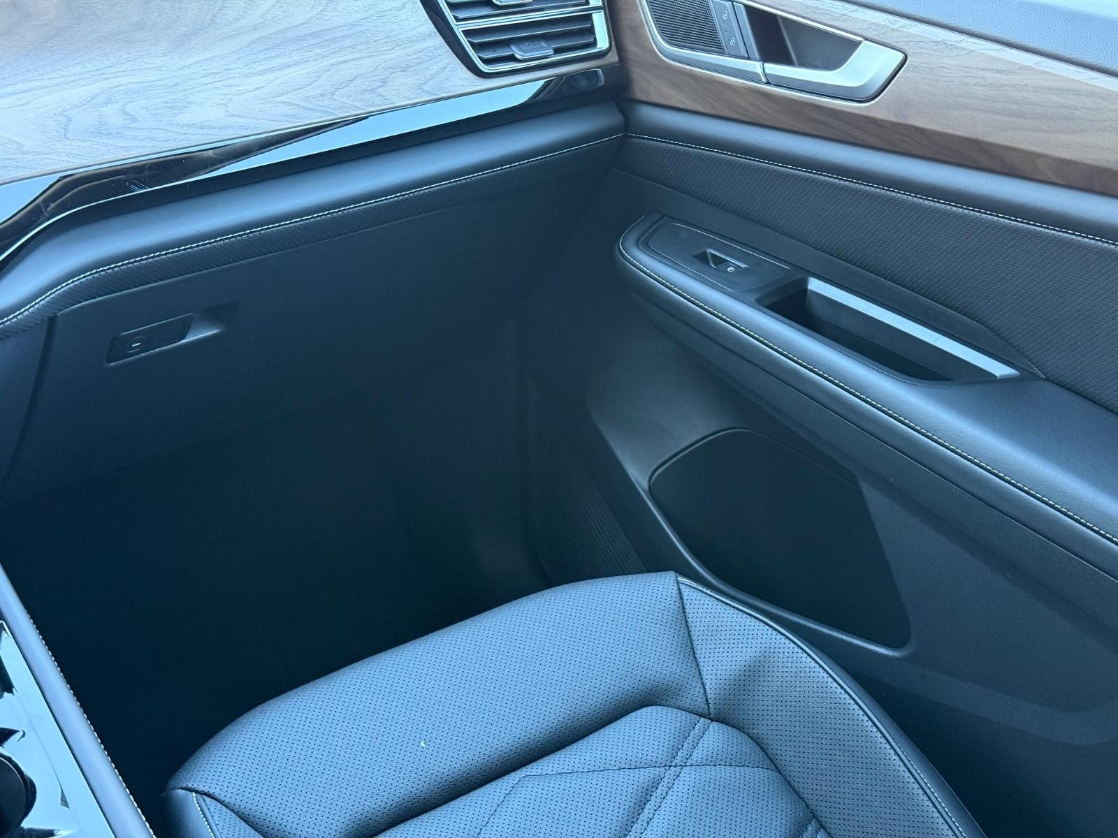 Volkswagen Atlas Vehicle Image 11