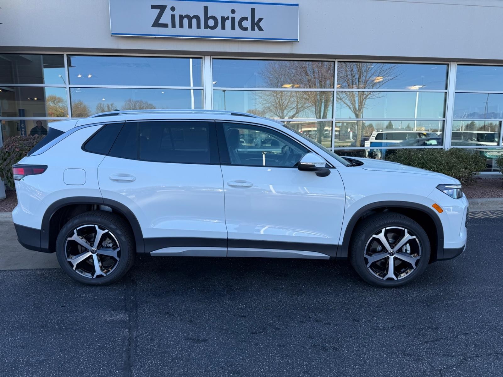 Volkswagen Tiguan Vehicle Image 02