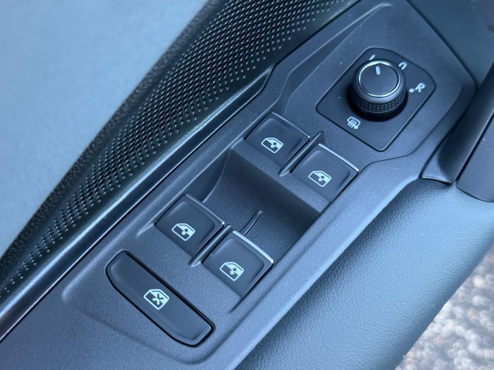 Volkswagen Tiguan Vehicle Image 15