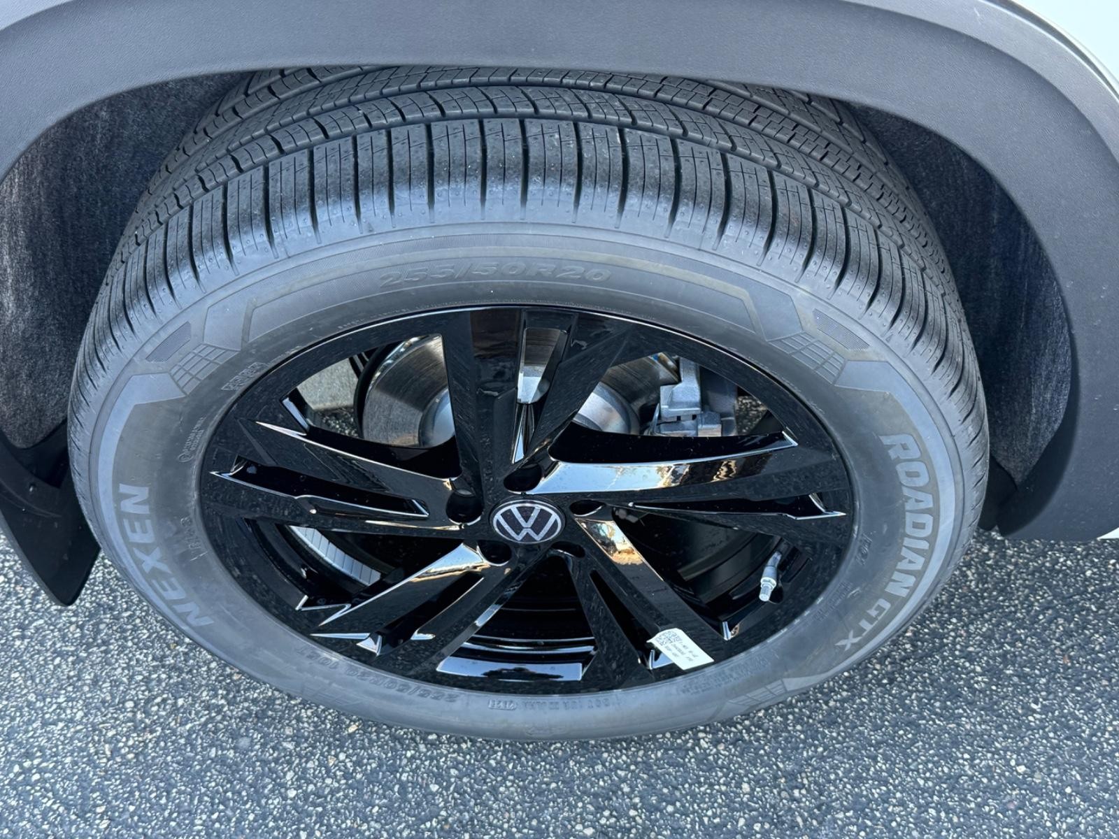 Volkswagen Atlas Cross Sport Vehicle Image 04