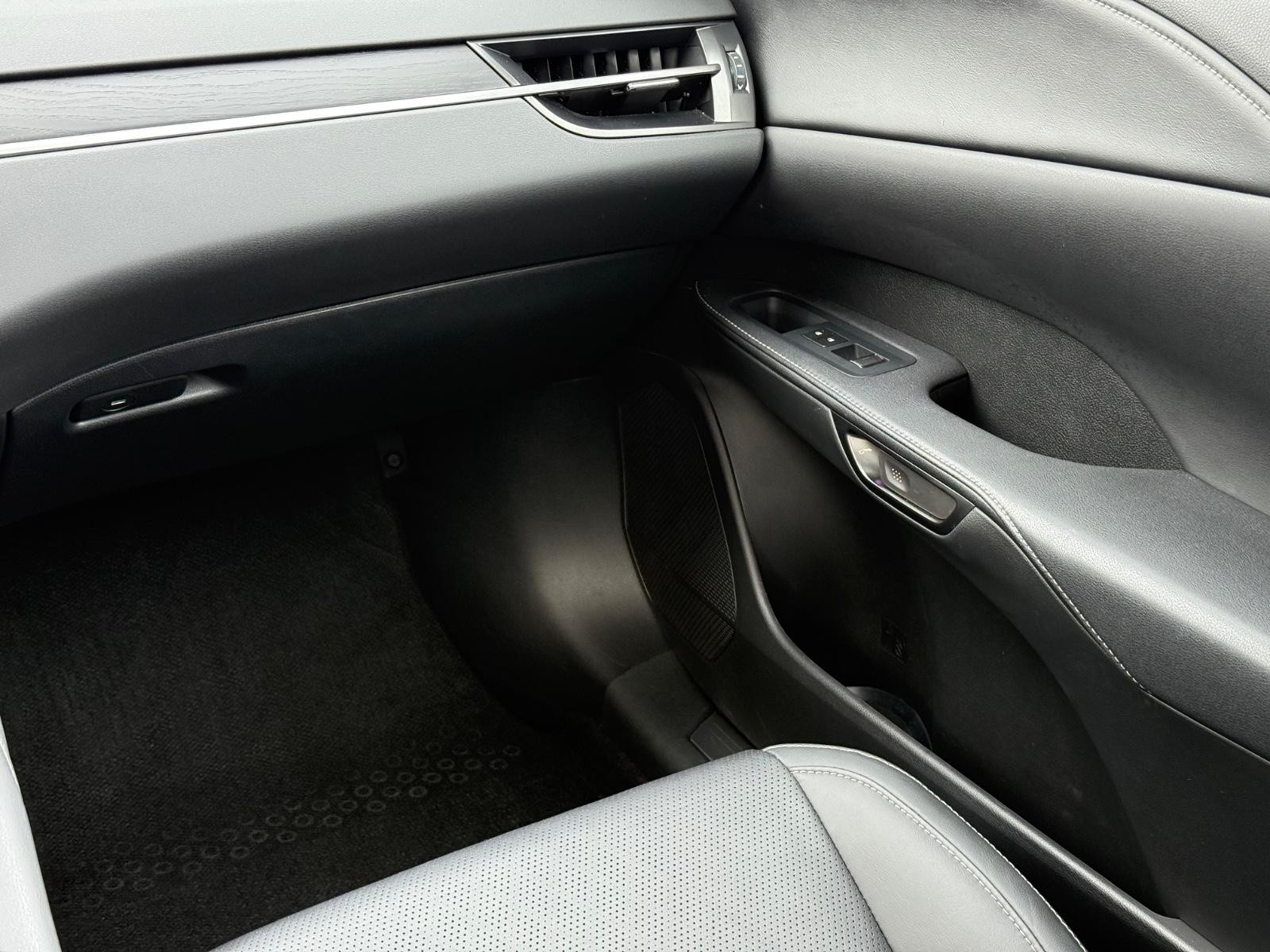 Lexus RX Vehicle Image 14