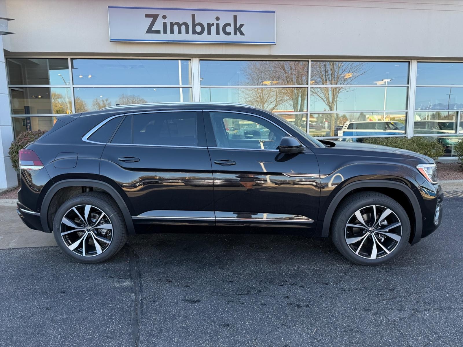 Volkswagen Atlas Cross Sport Vehicle Image 02