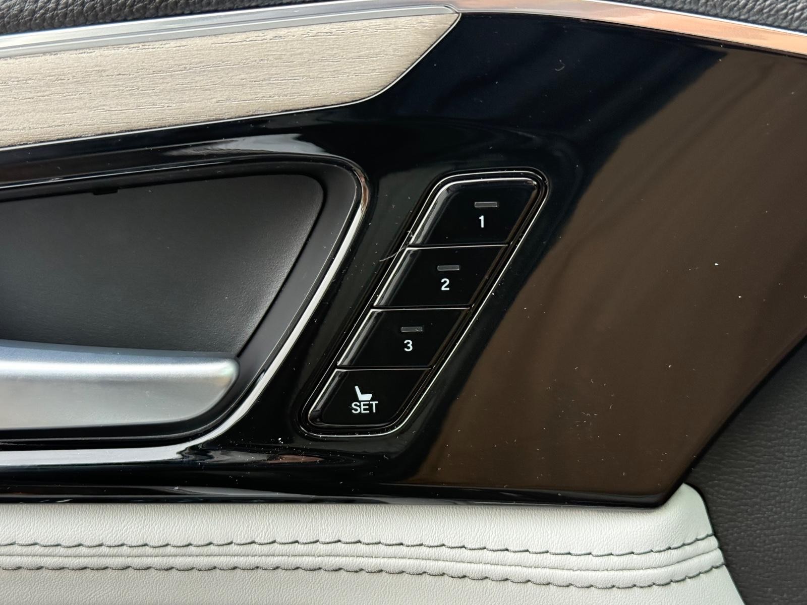 Acura MDX Vehicle Image 12