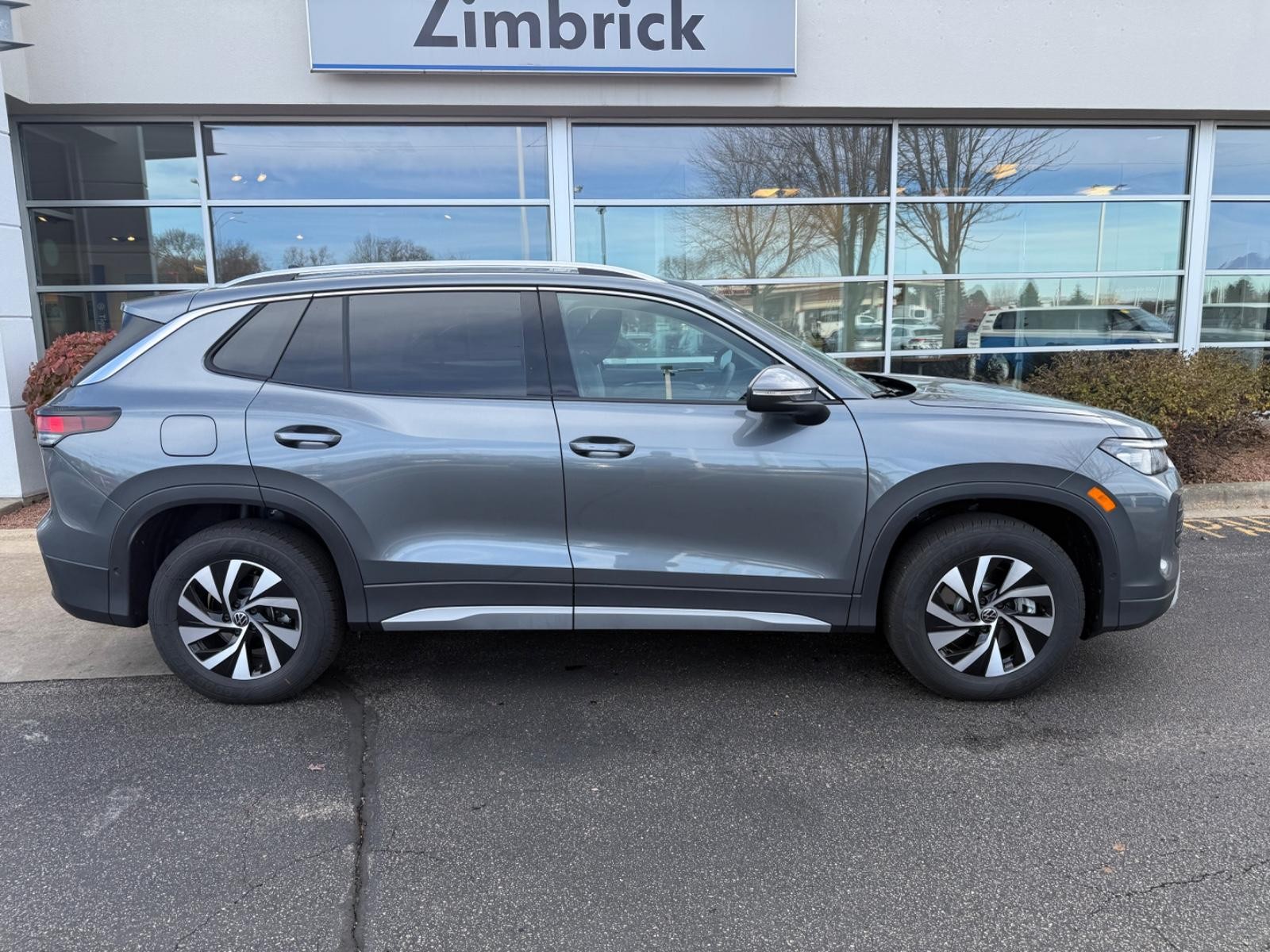 Volkswagen Tiguan Vehicle Image 02