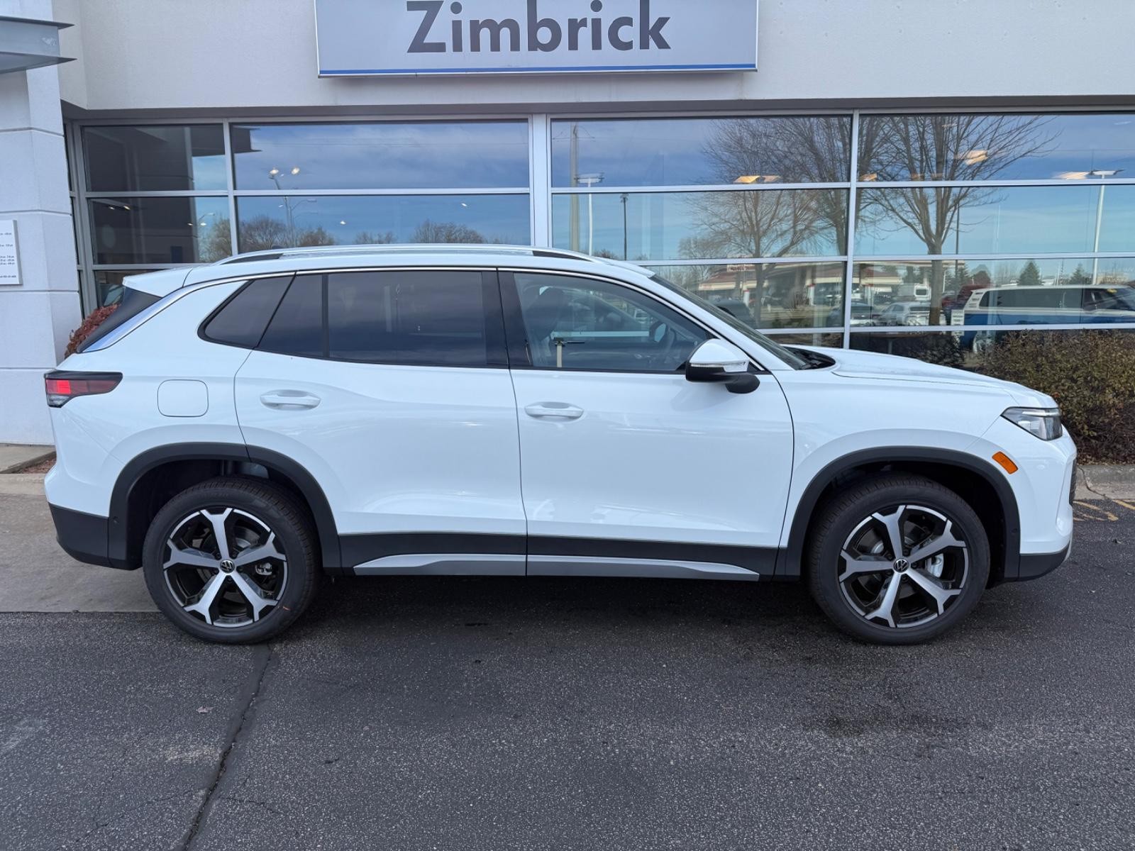 Volkswagen Tiguan Vehicle Image 02