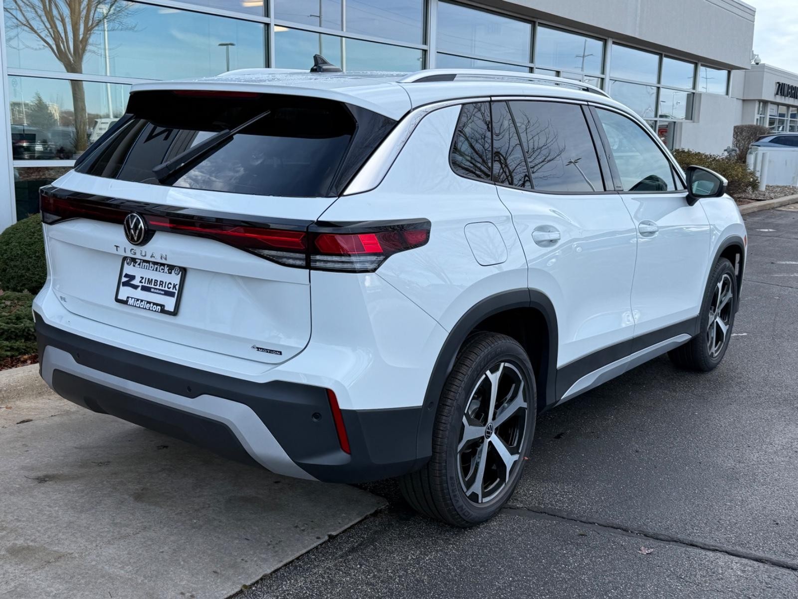 Volkswagen Tiguan Vehicle Image 03