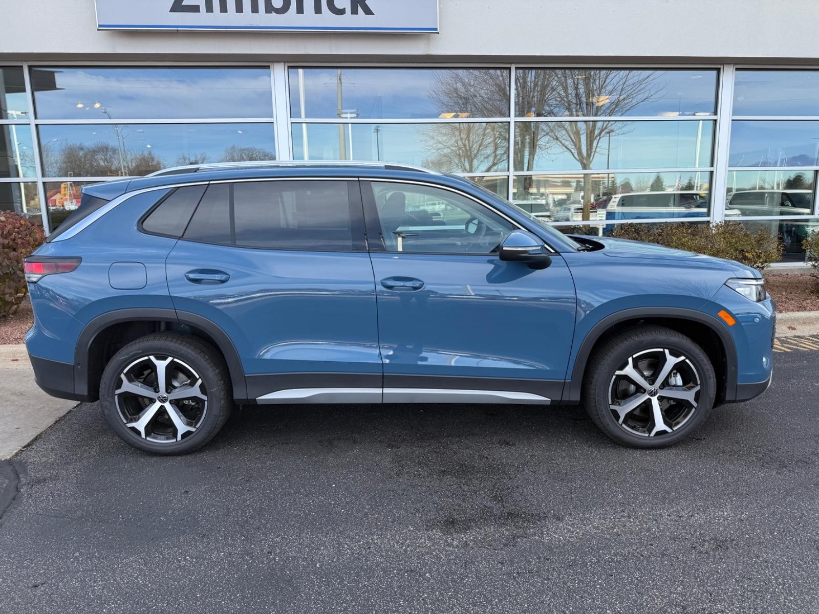 Volkswagen Tiguan Vehicle Image 02