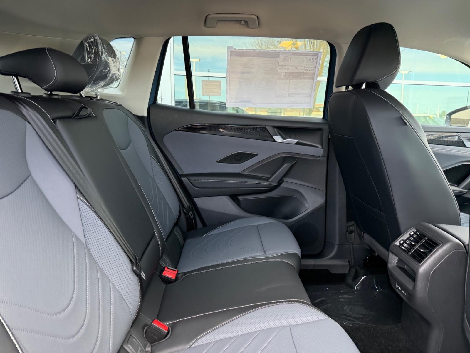 Volkswagen Tiguan Vehicle Image 05