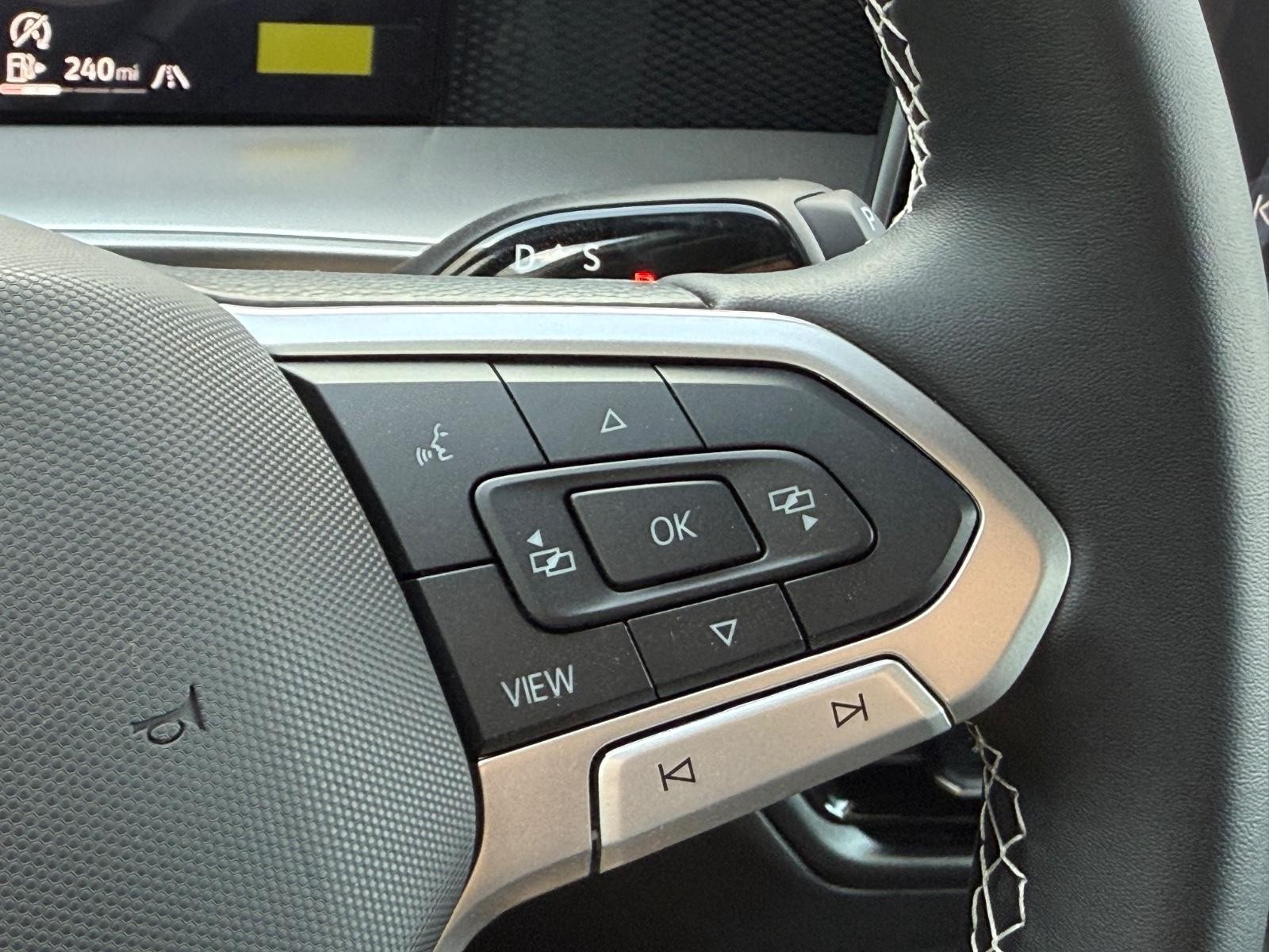 Volkswagen Tiguan Vehicle Image 11