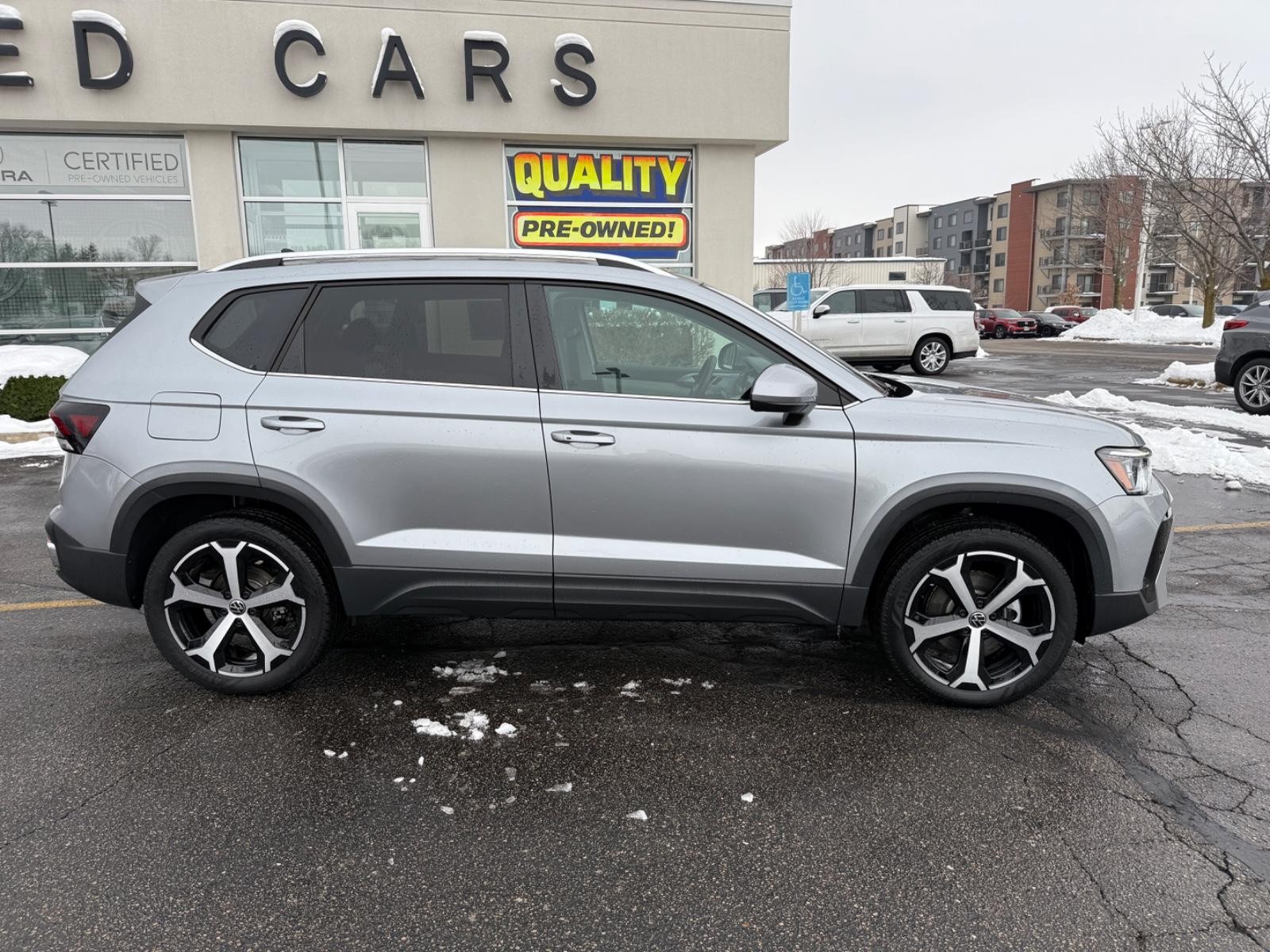 Volkswagen Taos Vehicle Image 02