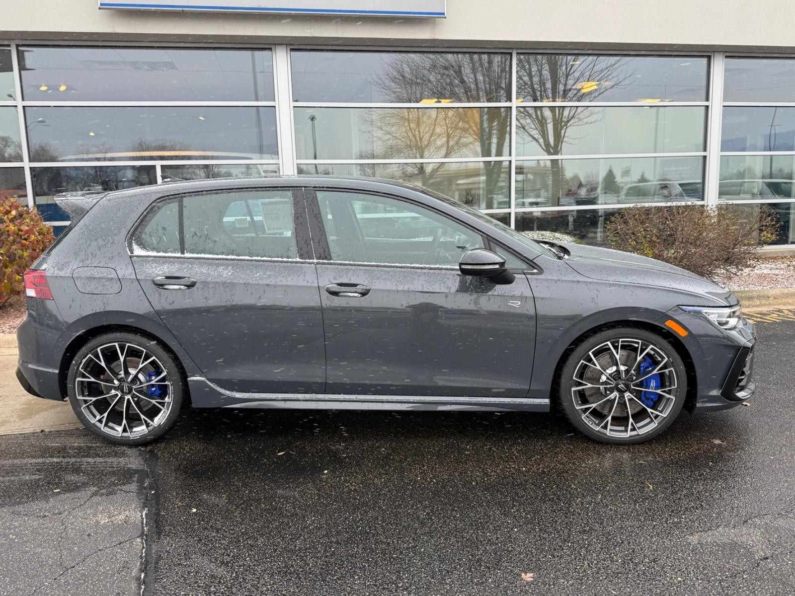 Volkswagen Golf R Vehicle Image 02