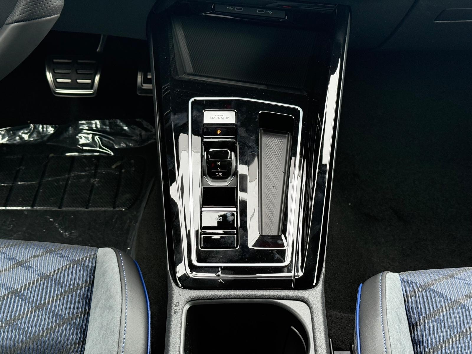 Volkswagen Golf R Vehicle Image 08