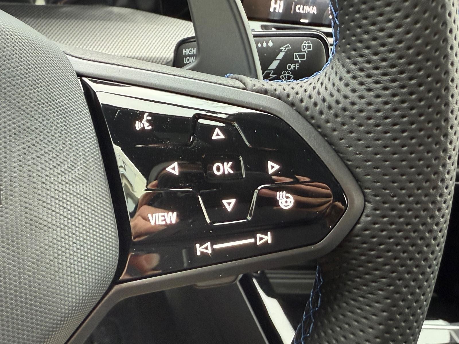 Volkswagen Golf R Vehicle Image 12