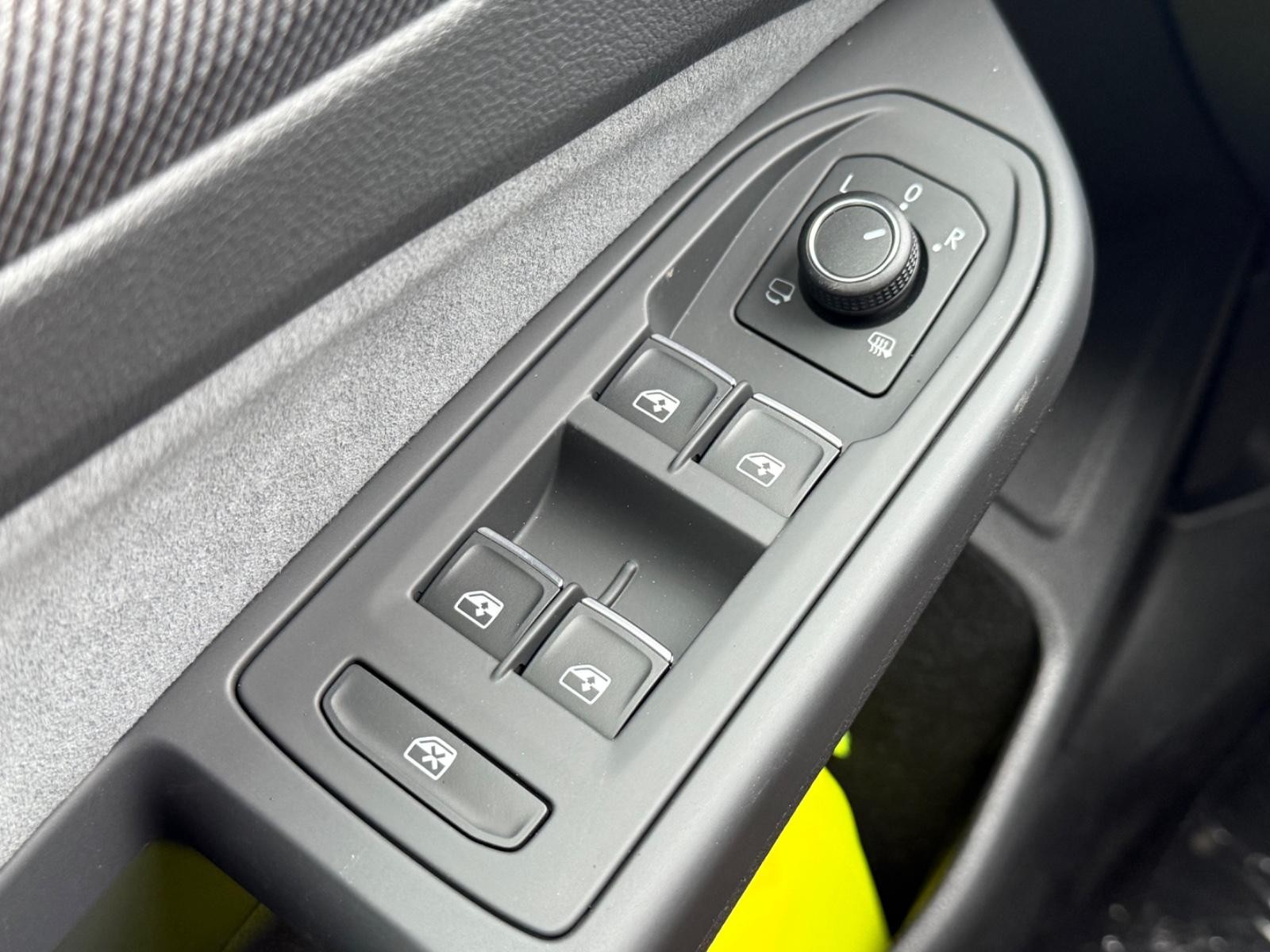 Volkswagen Golf R Vehicle Image 15