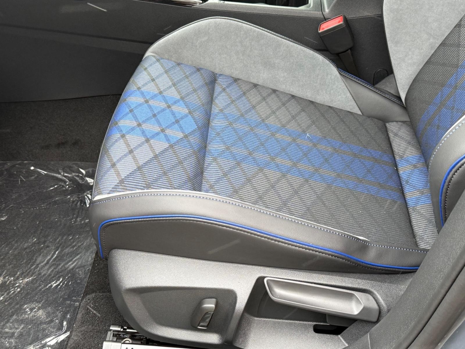 Volkswagen Golf R Vehicle Image 16