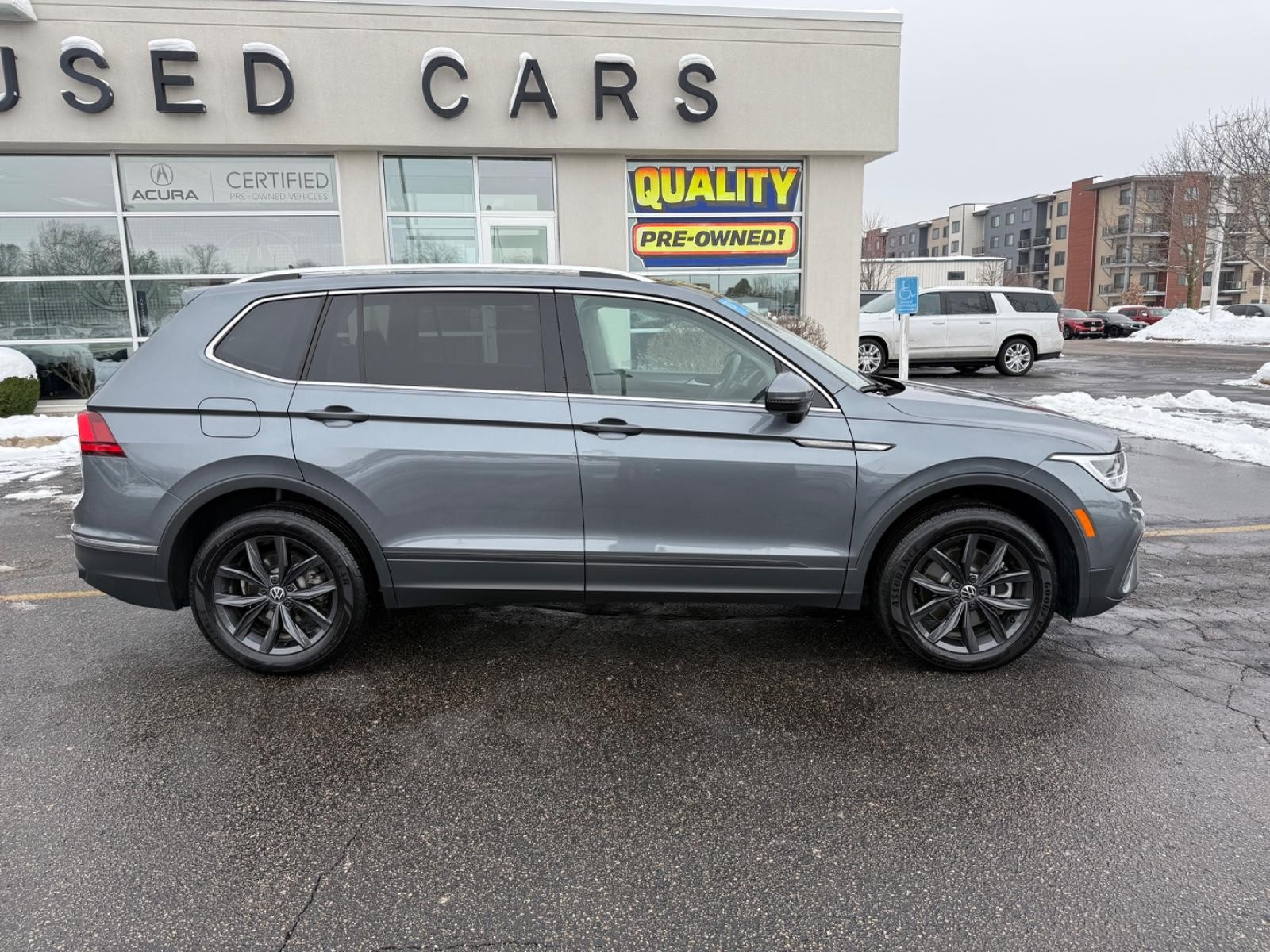 Volkswagen Tiguan Vehicle Image 02