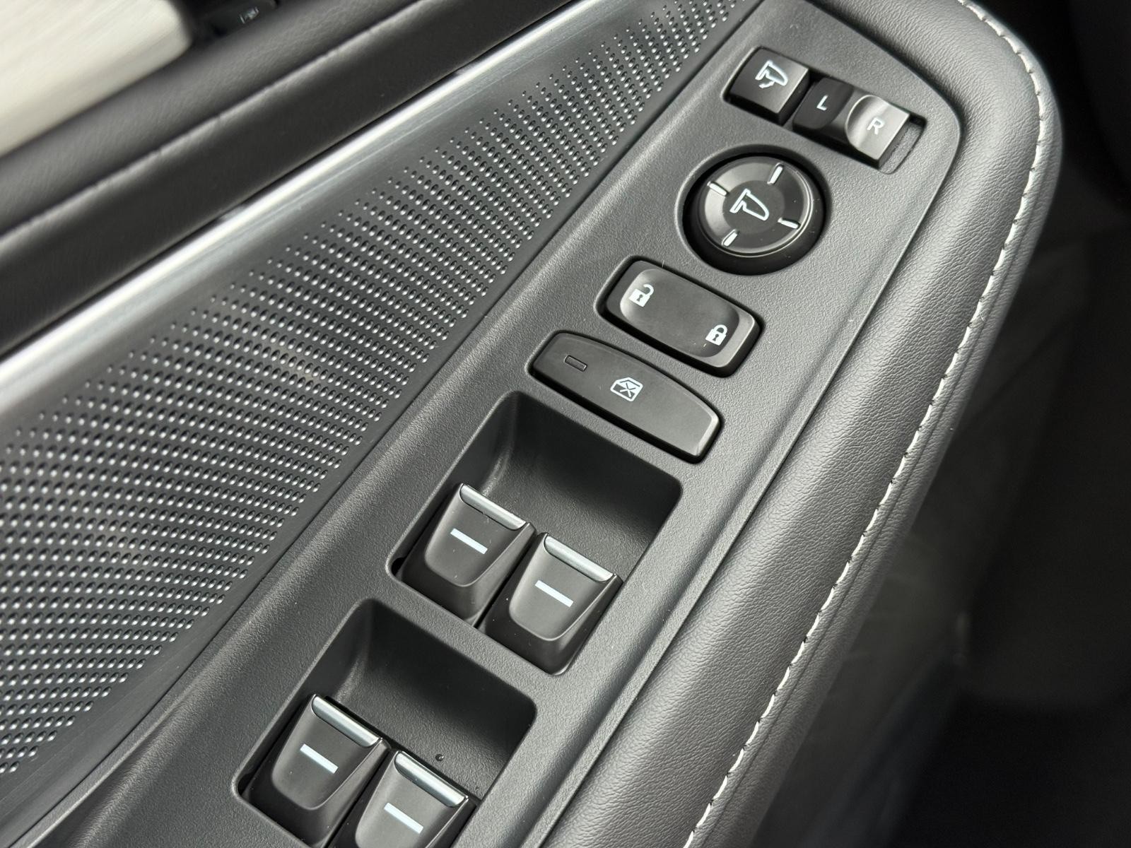 Acura MDX Vehicle Image 16