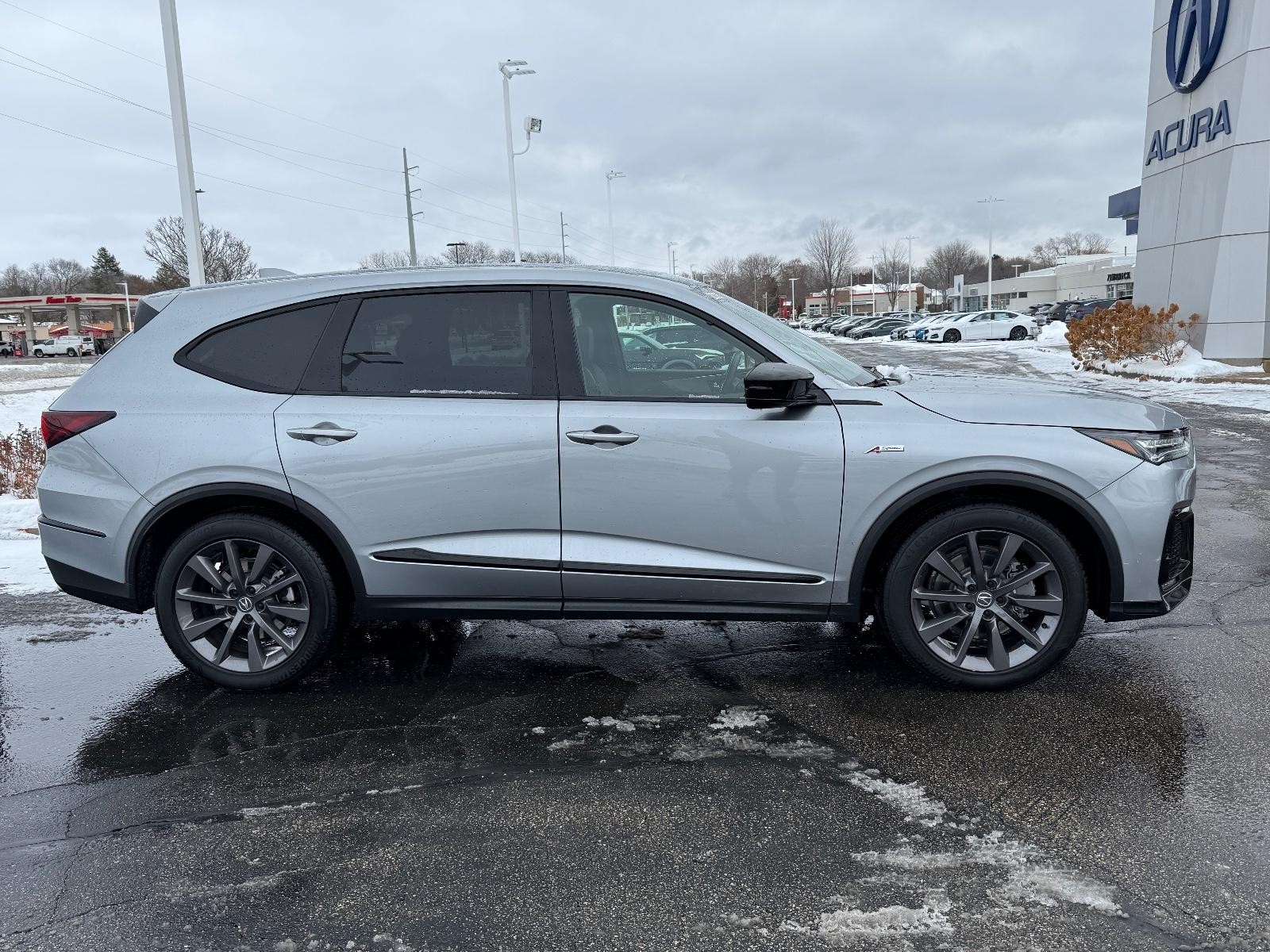 Acura MDX Vehicle Full-screen Gallery Image 02