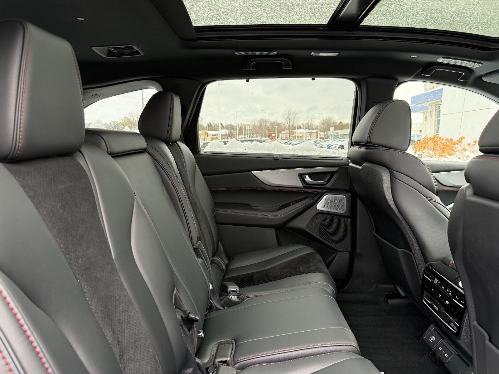 Acura MDX Vehicle Full-screen Gallery Image 10