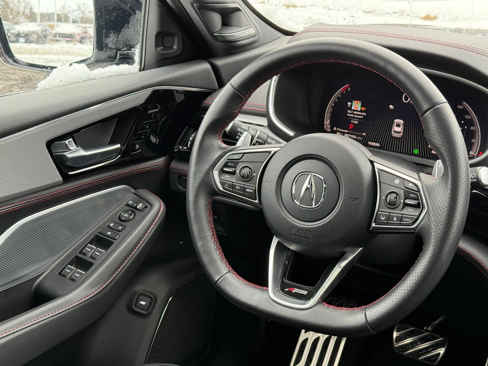 Acura MDX Vehicle Full-screen Gallery Image 14