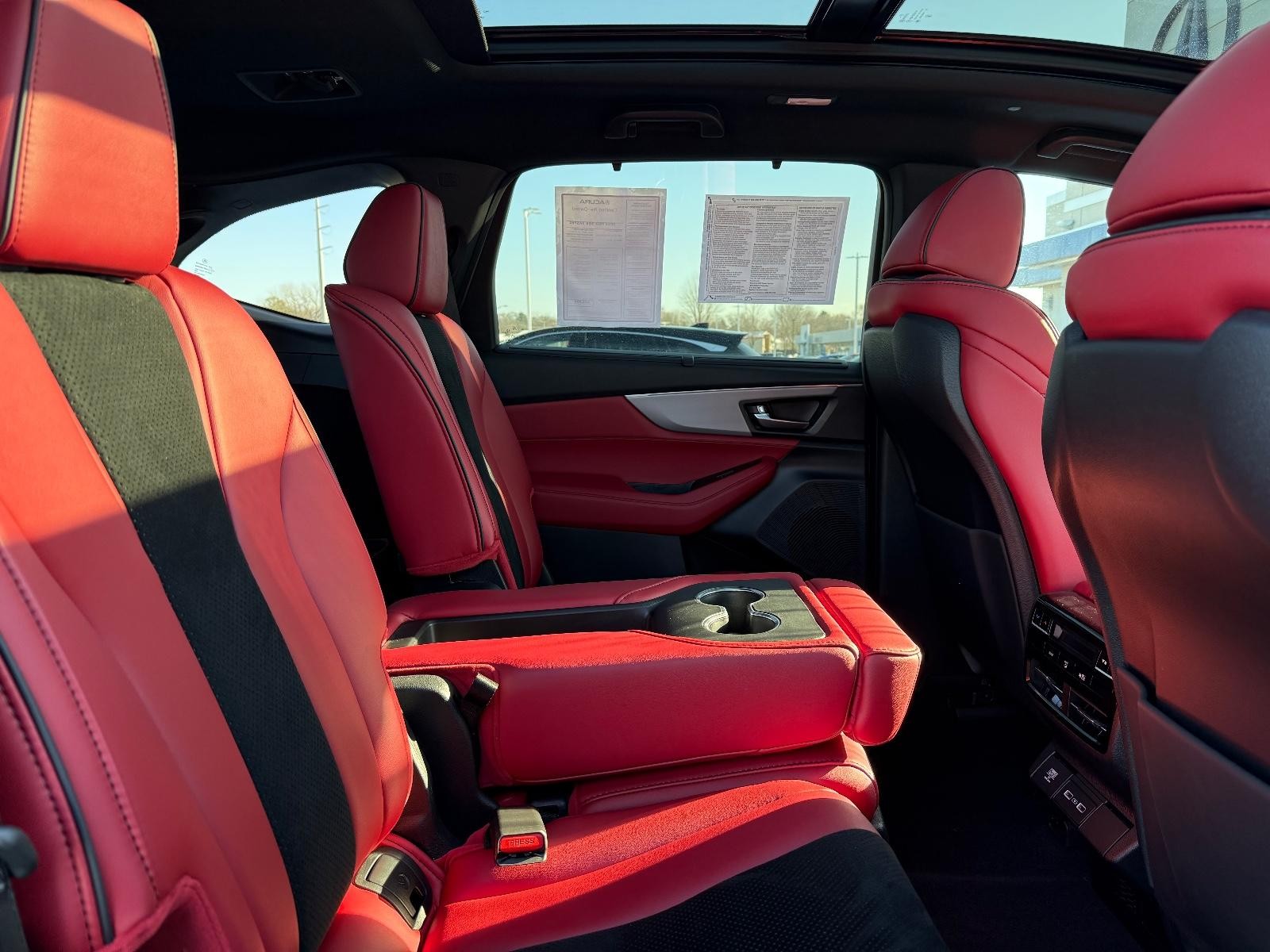 Acura MDX Vehicle Full-screen Gallery Image 10