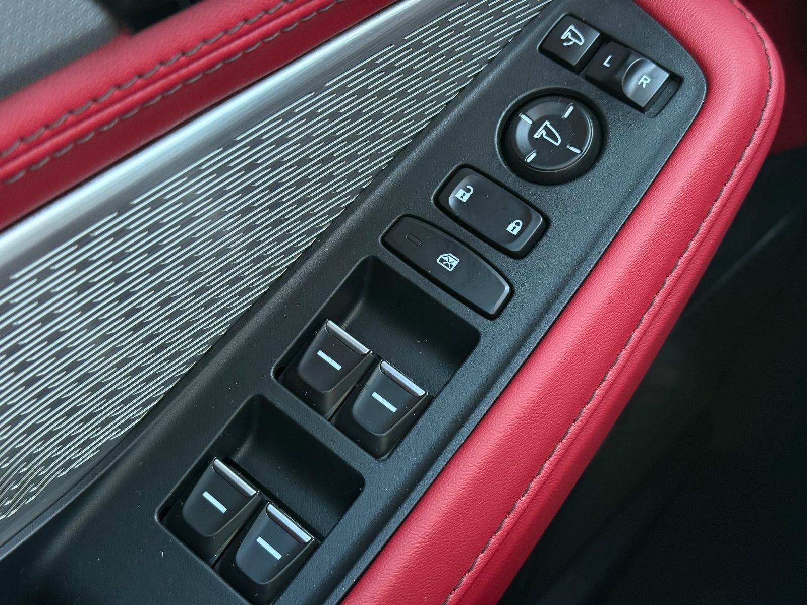 Acura MDX Vehicle Full-screen Gallery Image 22