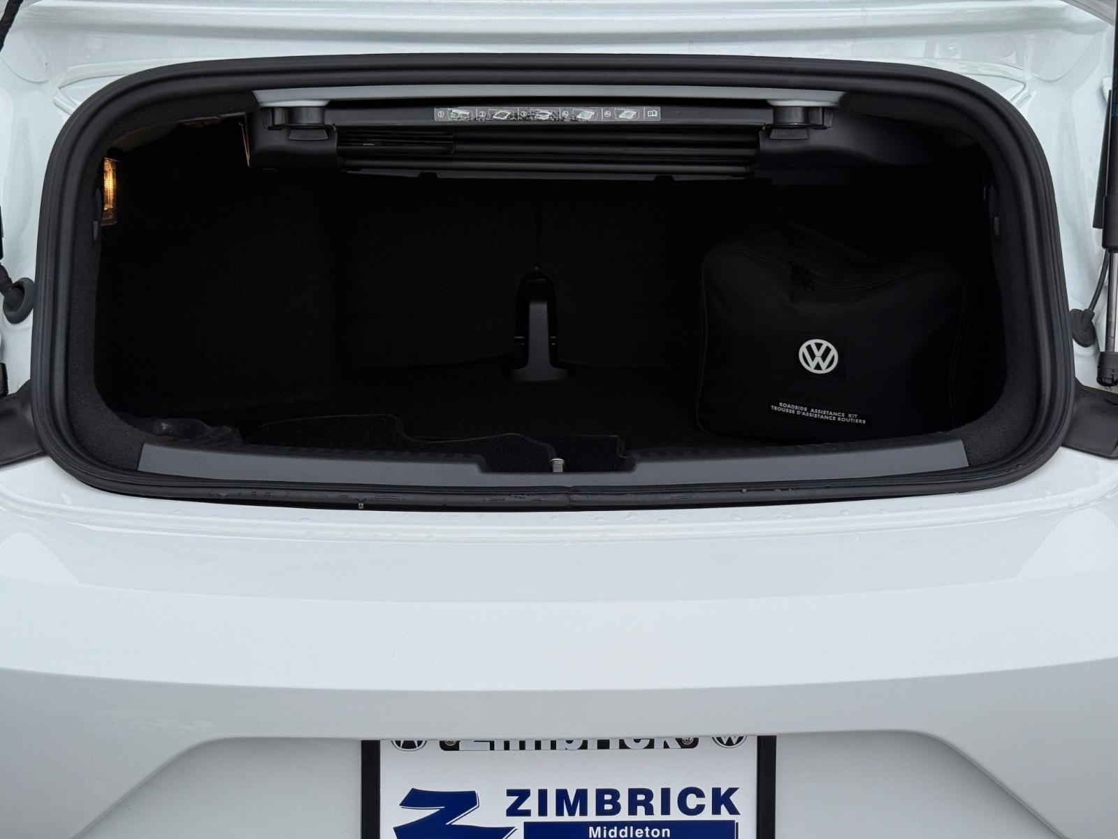 Volkswagen Beetle Convertible Vehicle Image 06